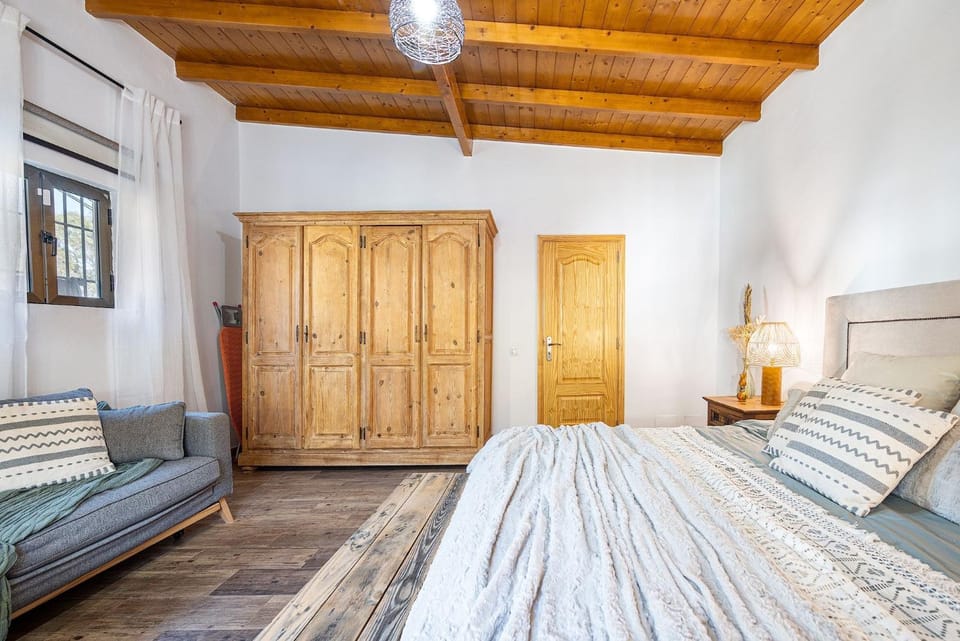 Bed, Photo of the whole room, Seating area, Bedroom, internet, wardrobe, air conditioner