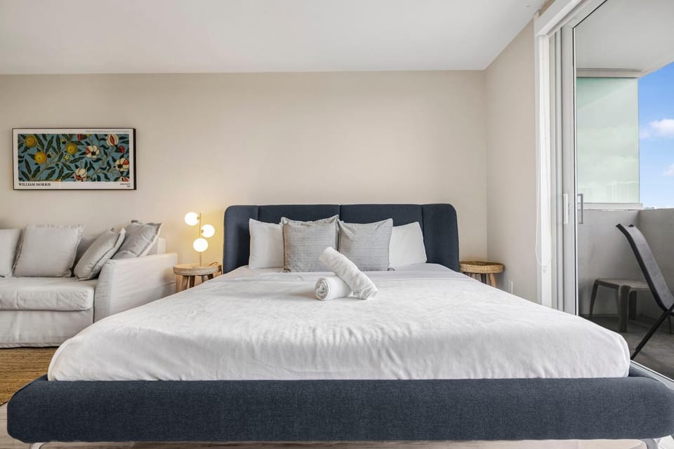 Bed, Living room, Photo of the whole room, Seating area, Bedroom