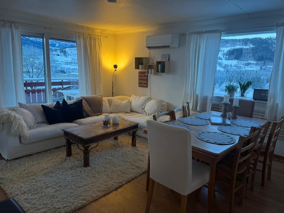 Family Home with Panoramic Views & Free Parking House in Vestland