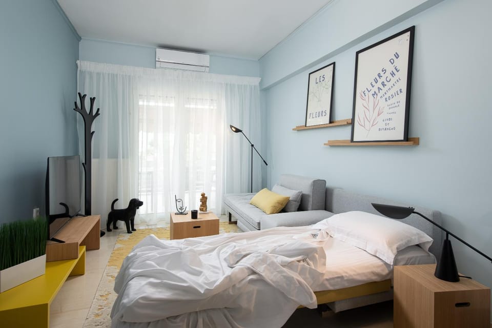 Communal lounge/ TV room, Bed, TV and multimedia, Living room, Decorative detail, air conditioner