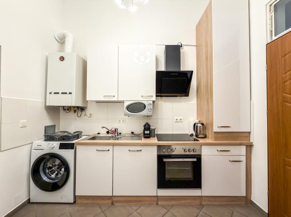 Kitchen or kitchenette, washing machine