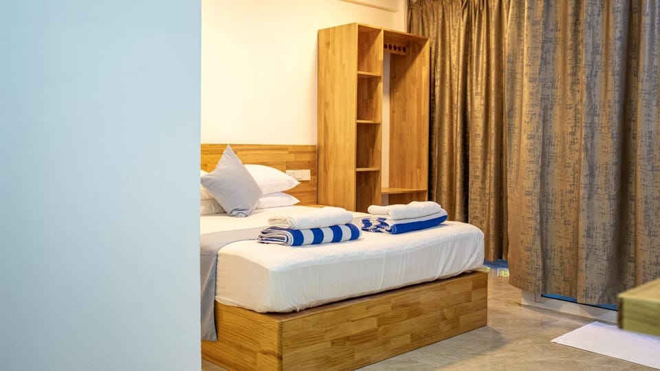 Bed, Bedroom, towels