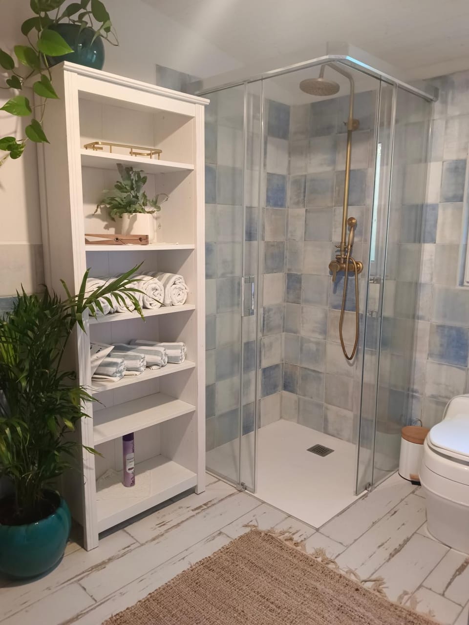 Shower, Toilet, Bathroom, towels