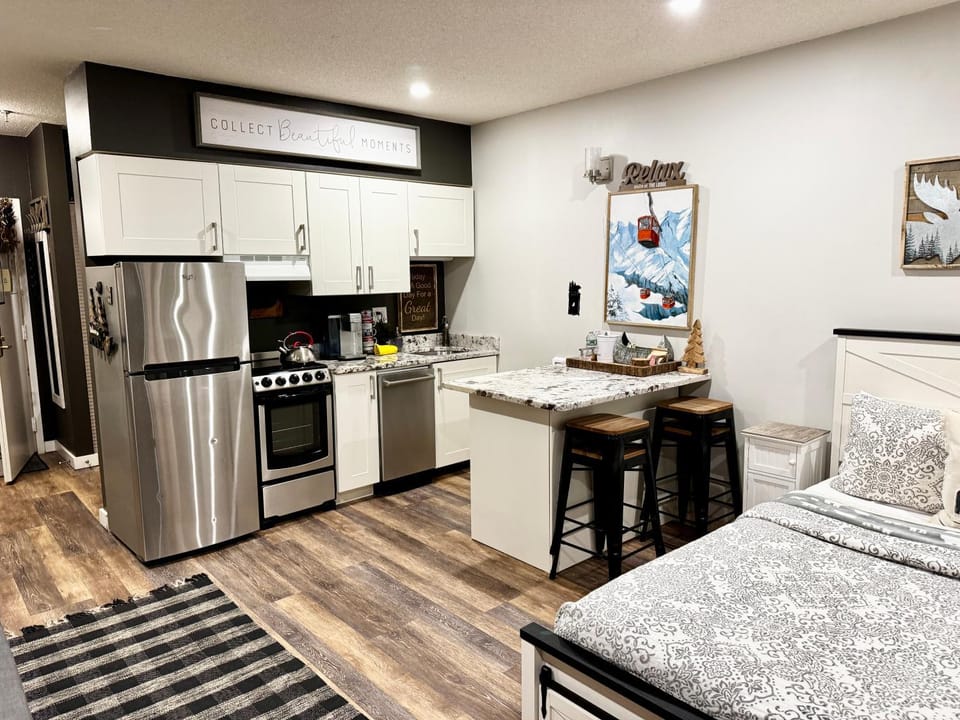 Seating area, kitchen