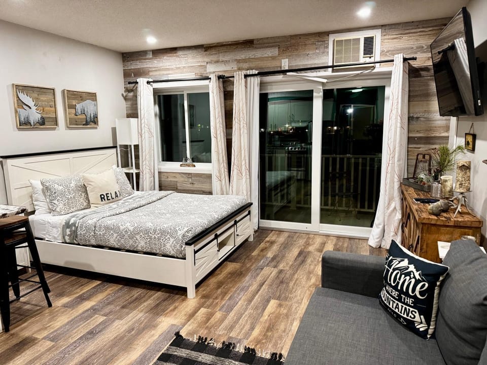 Bed, TV and multimedia, Seating area