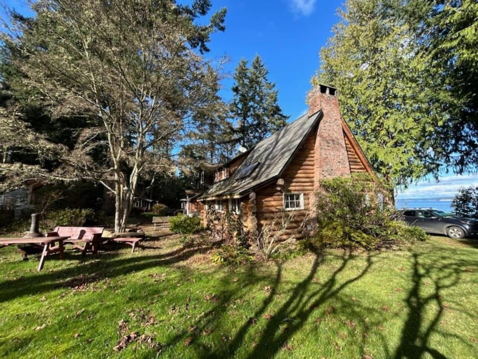 Log cabin with private beach, Sound views Cabin in Hansville