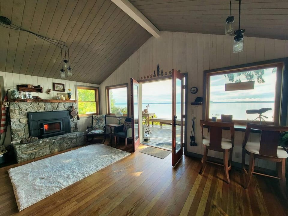 Log cabin with private beach, Sound views Cabin in Hansville