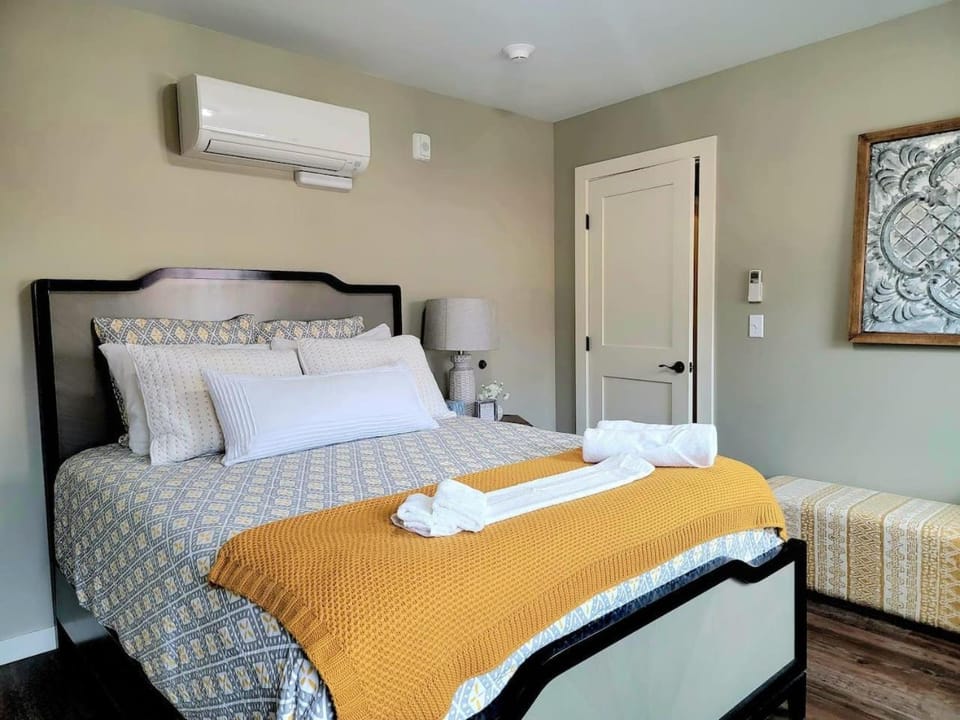 The Front St Lofts, sleeps 8 Apartment in Poulsbo