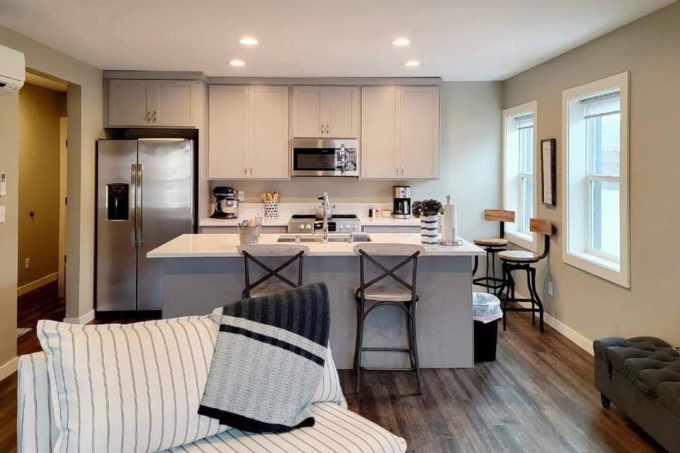 The Front St Lofts, sleeps 8 Apartment in Poulsbo