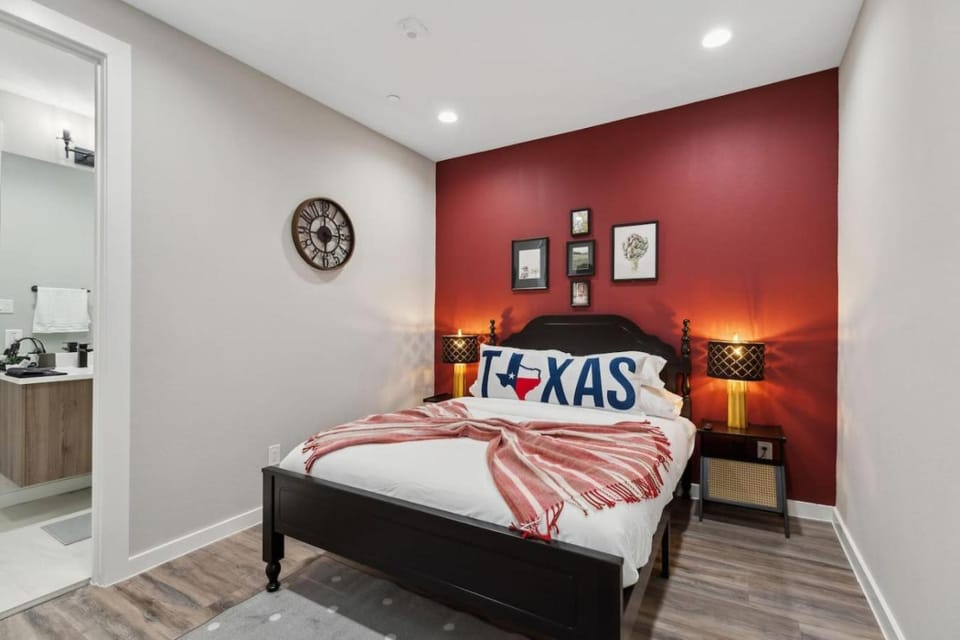 The Opal 2BD TowenHouse 7ST Walkable House in Fort Worth