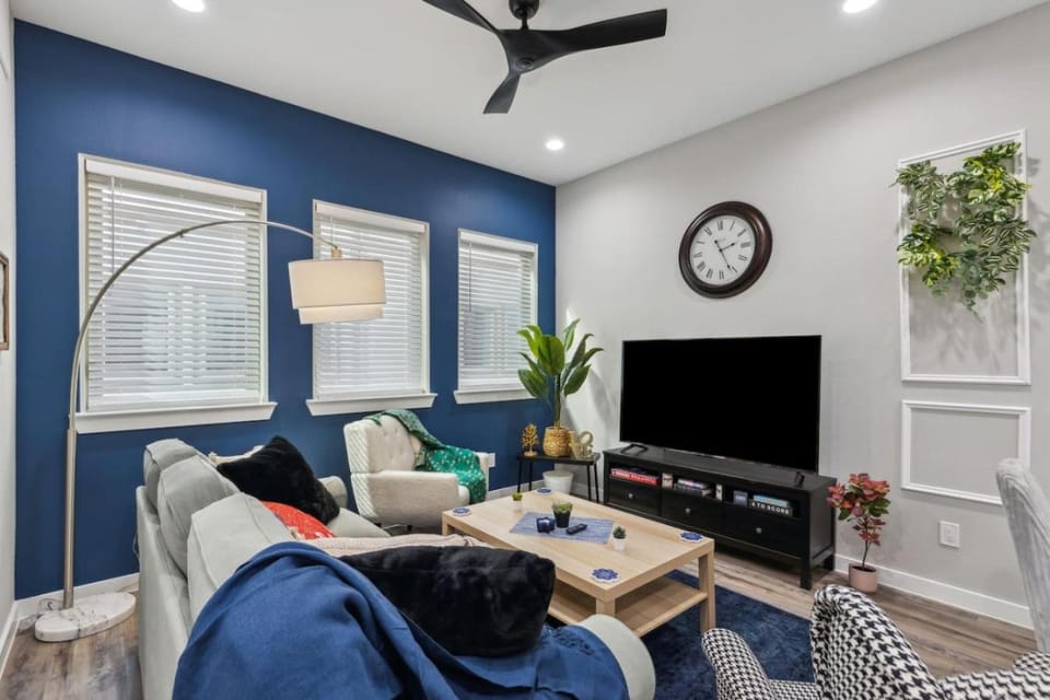 The Larimar 2BD TownHouse 7ST Walkable House in Fort Worth