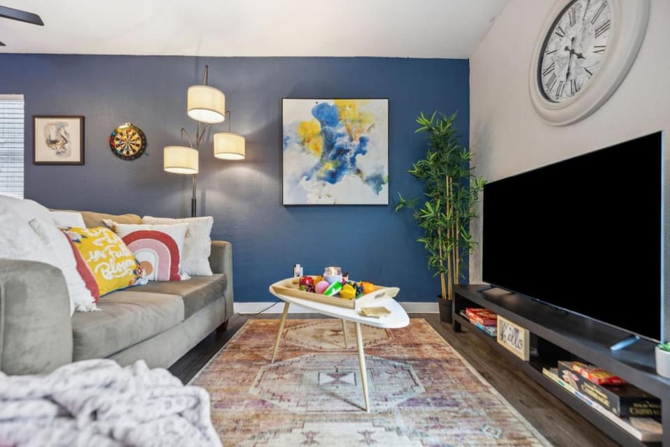 Joyful 1BD AT and T walkable with a small backyard Apartment in Arlington