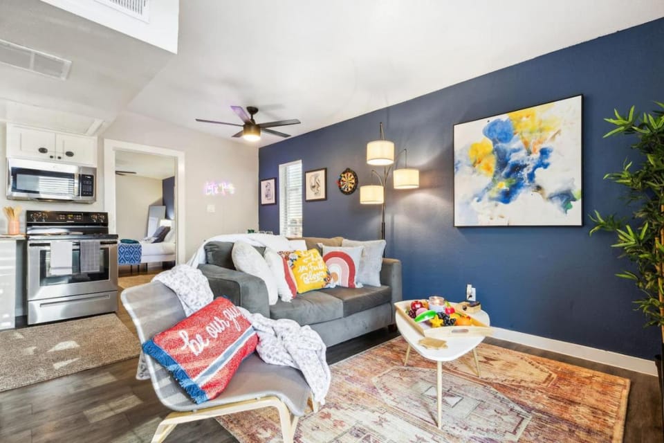 Joyful 1BD AT and T walkable with a small backyard Apartment in Arlington