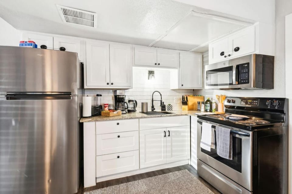 Joyful 1BD AT and T walkable with a small backyard Apartment in Arlington