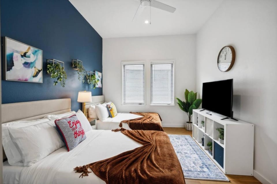 The Emerald 3BD In the Heart of Magnolia House in Fort Worth