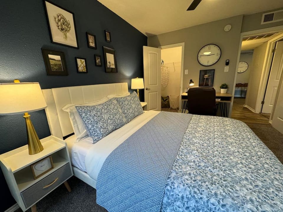 AT and T is steps away 2BD unit Apartment in Arlington
