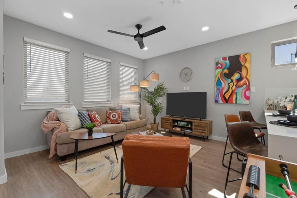 A La mode 2BD Townhouse 7TH St walkable House in Fort Worth