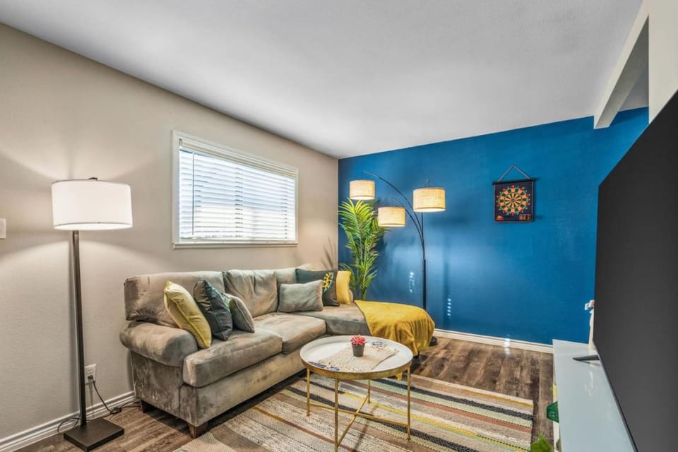 Where its all Happening 1BD AT and T Walkable Apartment in Arlington
