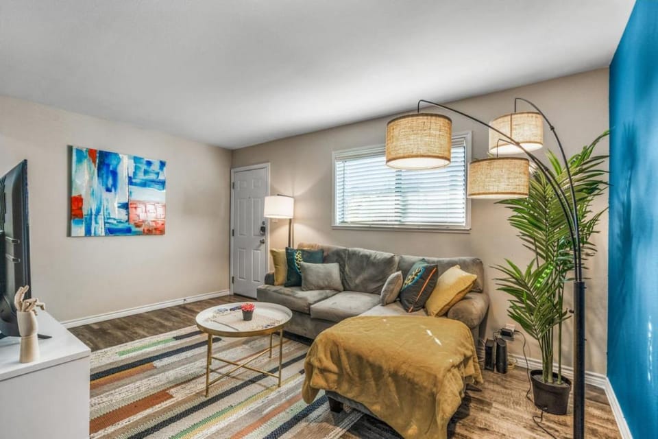 Where its all Happening 1BD AT and T Walkable Apartment in Arlington