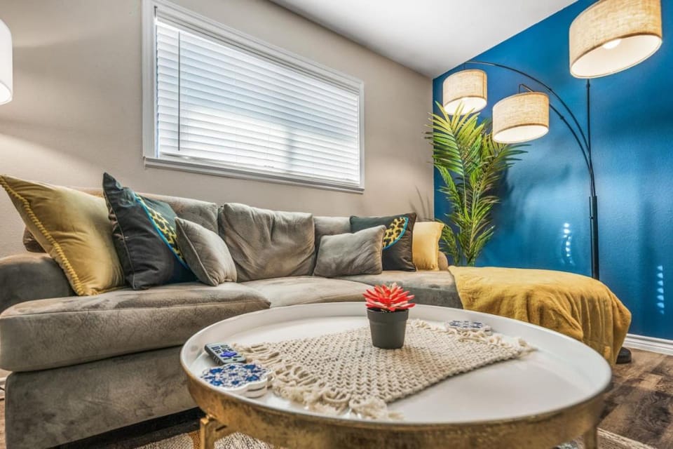 Where its all Happening 1BD AT and T Walkable Apartment in Arlington