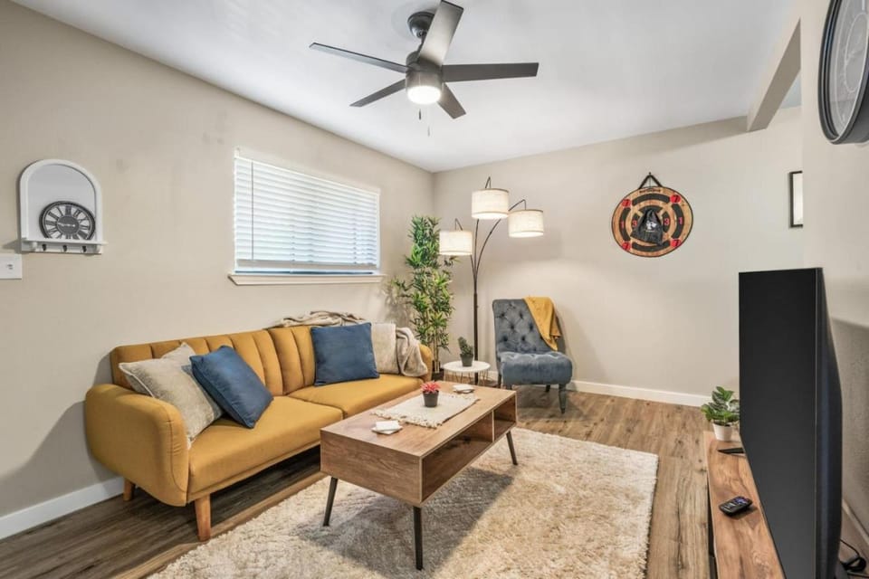AT and T Walkable 1BD unit Live the Excitement Apartment in Arlington