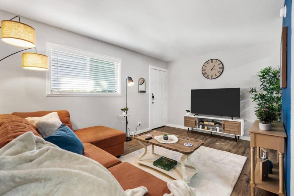 Modish 1BD AT and T Walkable Apartment in Arlington
