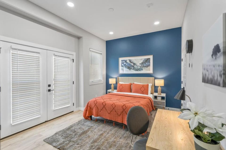 Elegant 2BD Townhome 7TH St Walkable House in Fort Worth