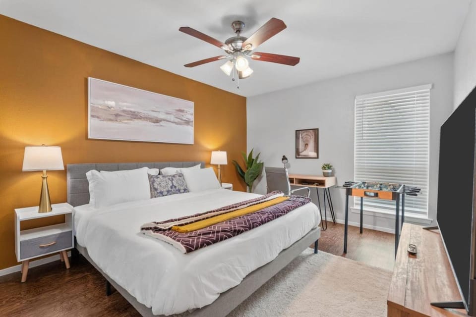 Intimate 2BD TCU Walkable Apartment in Fort Worth