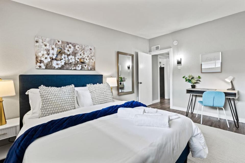 Minutes away from all the action 2BD AT and T Walkable Apartment in Arlington