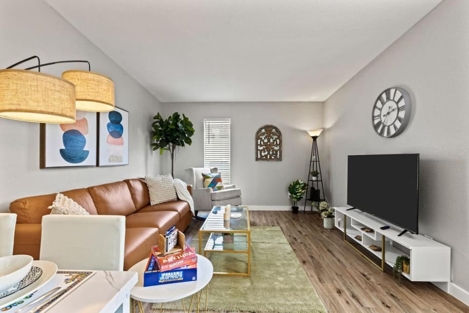 Minutes away from all the action 2BD AT and T Walkable Apartment in Arlington
