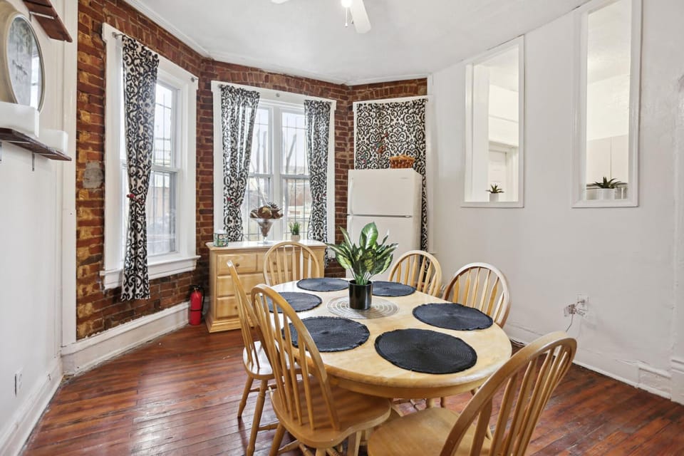 Stylish Redbrick 2BR in Heart of DC Apartment in District of Columbia
