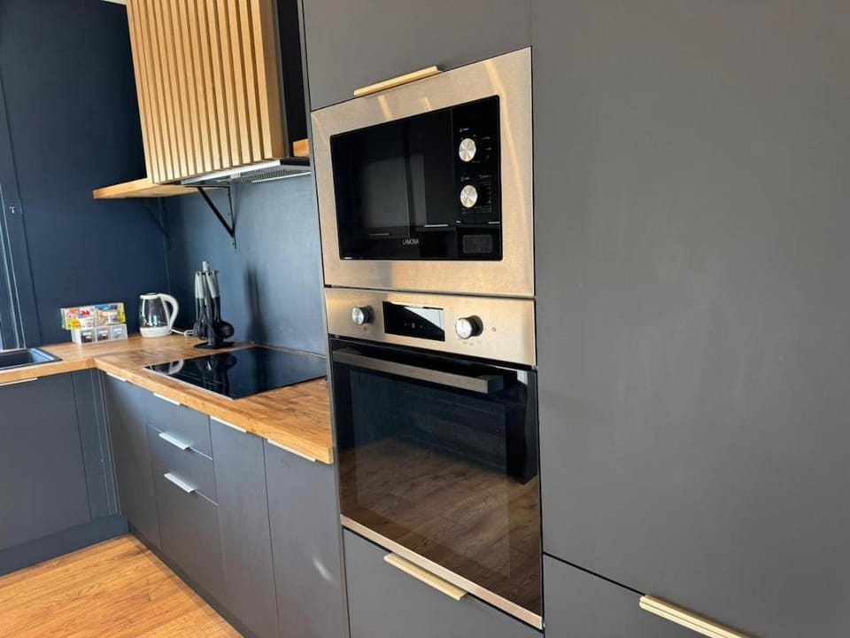 Coffee/tea facilities, Kitchen or kitchenette, oven