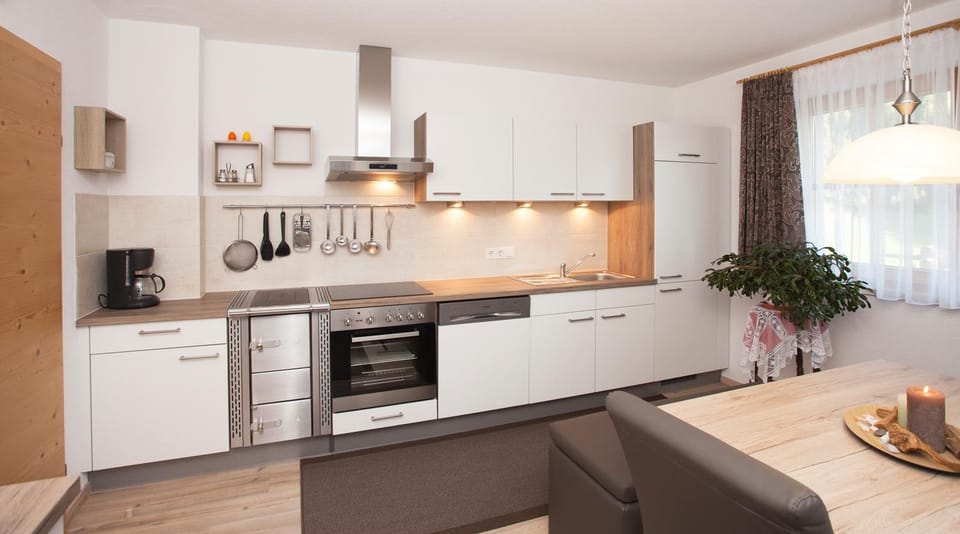 Coffee/tea facilities, Balcony/Terrace, Kitchen or kitchenette, Dining area, dishwasher, stove