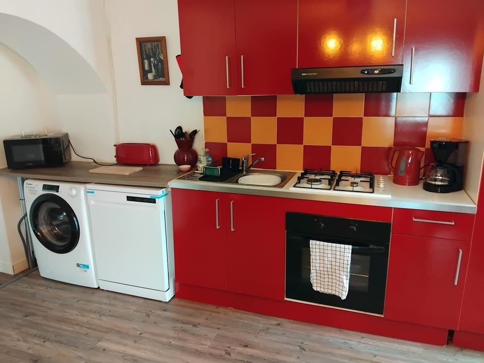Kitchen or kitchenette, dishwasher, stove, washing machine