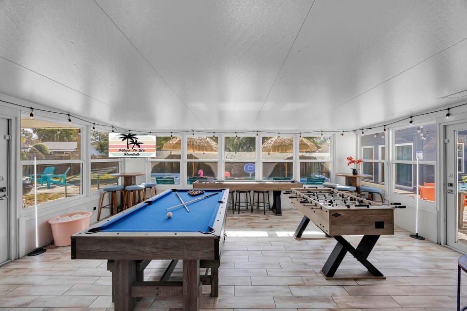 Seaside Paradise - Pool! Spa! Game Room! 12 Beds! House in Palm Valley