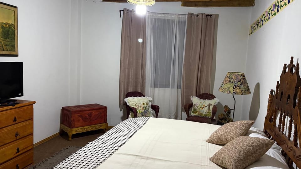 Bed, TV and multimedia, Living room, Photo of the whole room