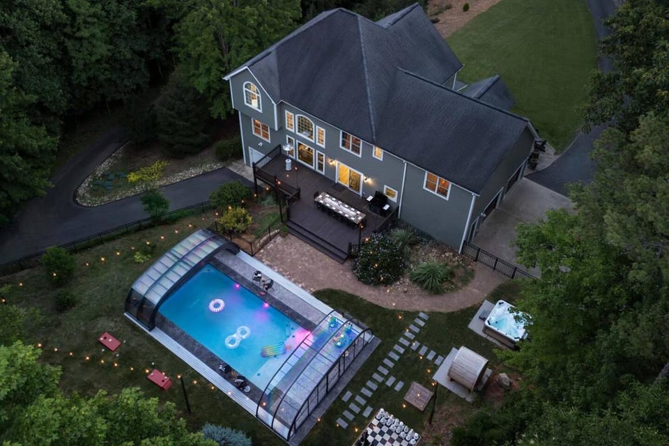 Property building, Bird's eye view, Swimming pool