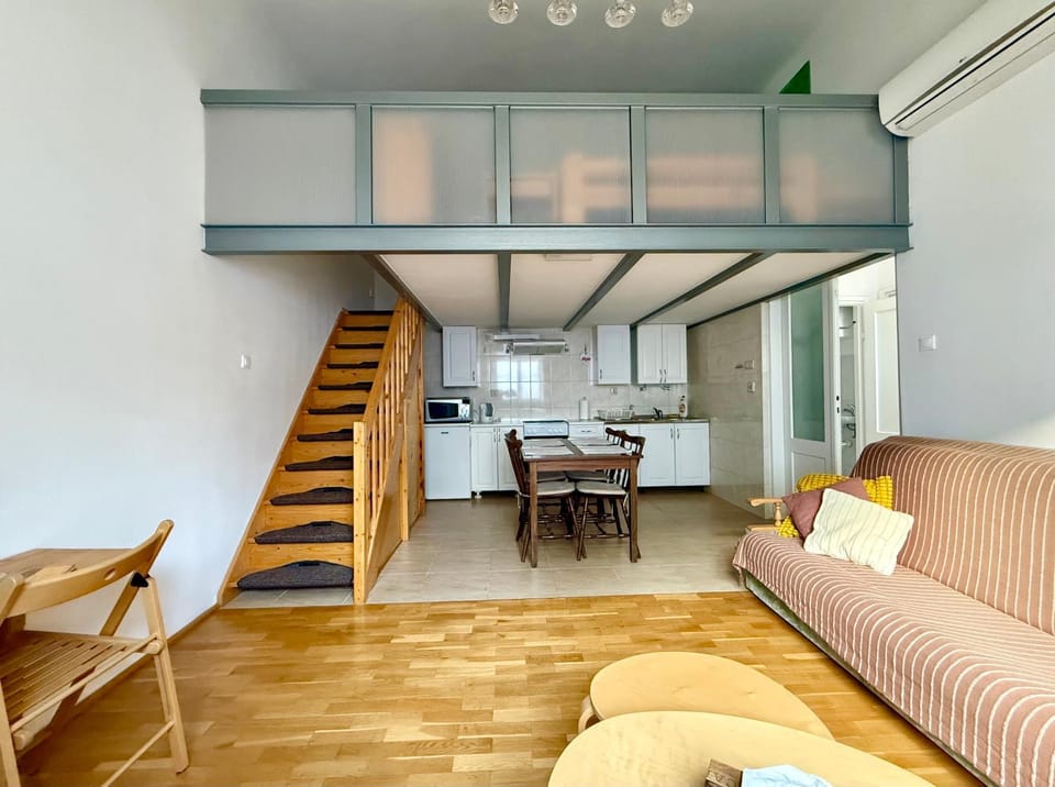 Bed, Living room, Photo of the whole room, Seating area, Dining area, Bedroom