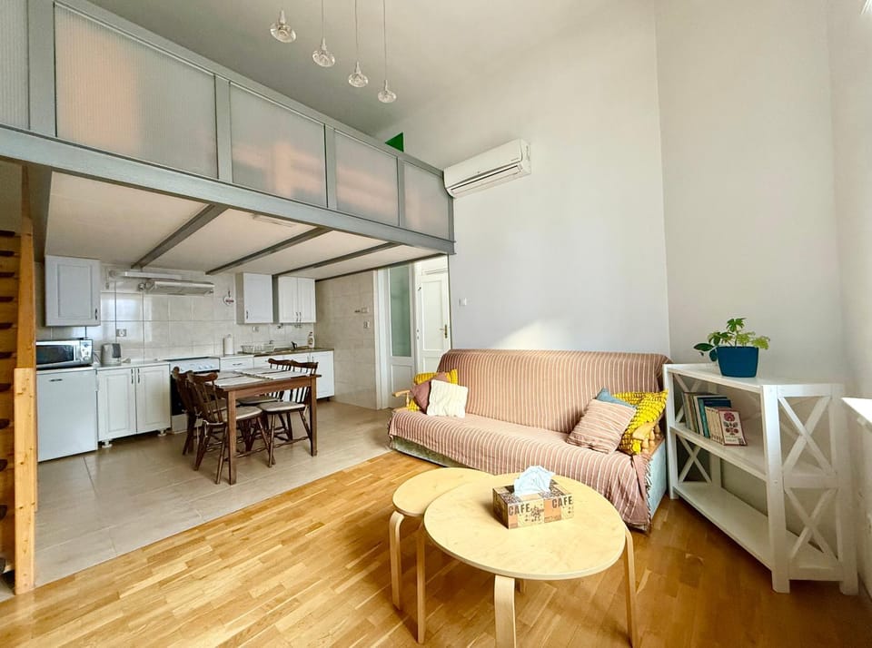 Kitchen or kitchenette, Living room, Seating area, Dining area, oven, pet friendly, stove, air conditioner