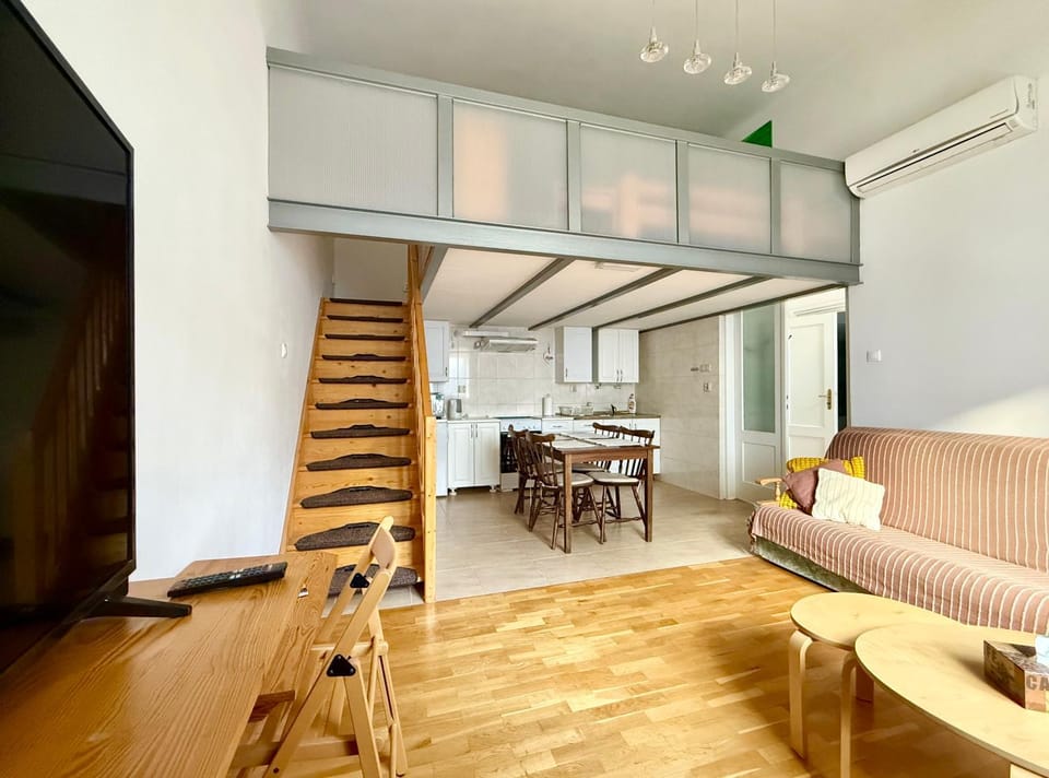 Kitchen or kitchenette, Living room, Seating area, Dining area, air conditioner
