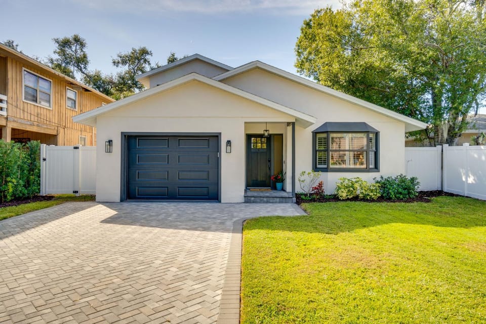4 Mi to Siesta Key: Family Getaway w/ Balcony House in Vamo