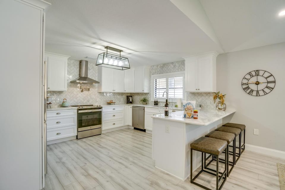 4 Mi to Siesta Key: Family Getaway w/ Balcony House in Vamo
