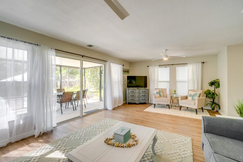 Walk to the Bay: Family-Friendly Oasis in Sarasota House in Vamo