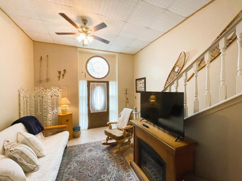 Cozy Alpine Retreat in Historic Downtown Apartment in McGregor