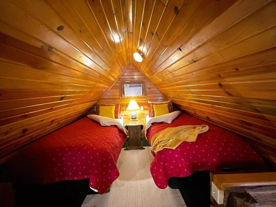 Historic Sadie's Log Cabin Cabin in McGregor