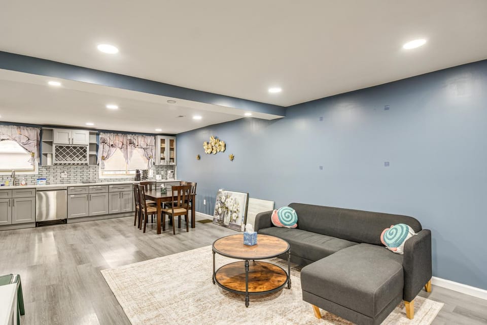 Pet Friendly! NW Philly Rowhouse w/ Fenced Yard! House in Cheltenham Township