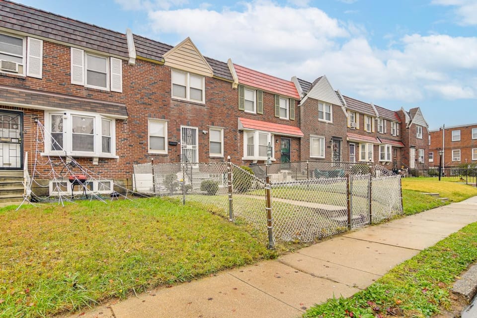 Pet Friendly! NW Philly Rowhouse w/ Fenced Yard! House in Cheltenham Township