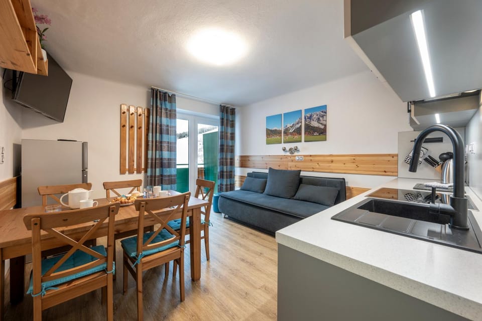 Kitchen or kitchenette, Living room, Seating area, Dining area