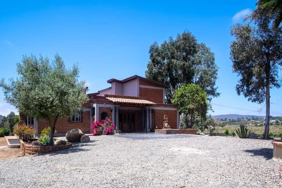 Beautiful Home at Valle de Gpe with Jacuzzi AC & Wifi House in State of Baja California