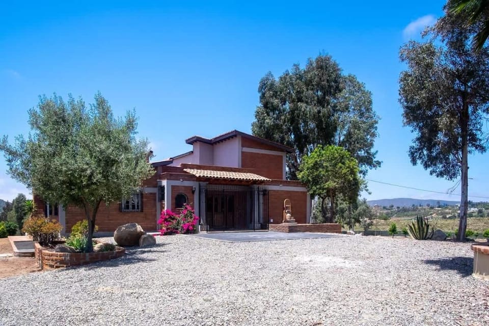Beautiful Home at Valle de Gpe with Jacuzzi AC & Wifi House in State of Baja California